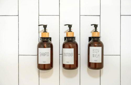 Downtown Retreat, 5BR Game Room & Pet Friendly - Photo 18