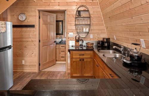 Incredible Sunset at Beachfront Glamping Cabin on Private, Herron Island with Fire Pit and Kayaking near Olympia, Washington - Foto 18