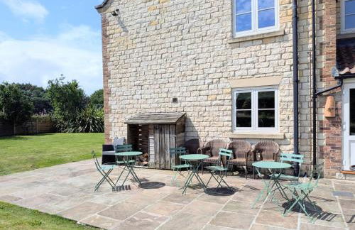 Coastal Whisper Sleeps 10 with Parking - Foto 1