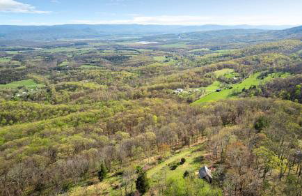 Lofted chalet cabin w hot tub fire pit & views - Foto 31
