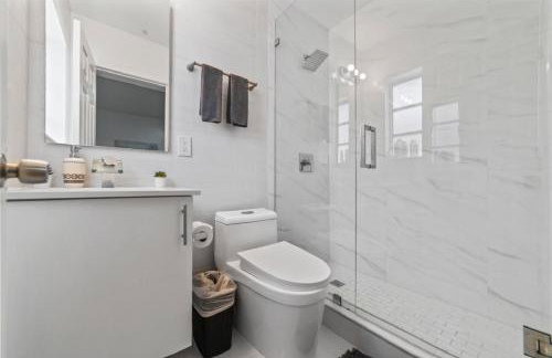 Luxury Vacation House in Miami’s Center! - Photo 35