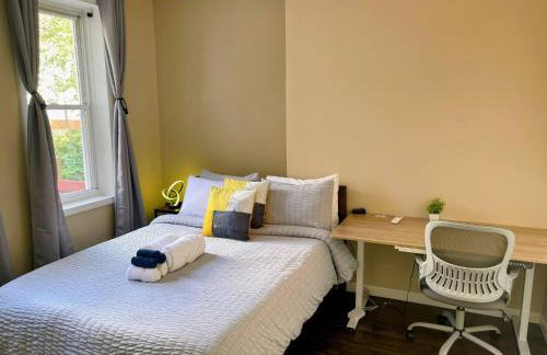 Cozy 2BR Brick Haven! Near light rail! 35m to NYC - Foto 10