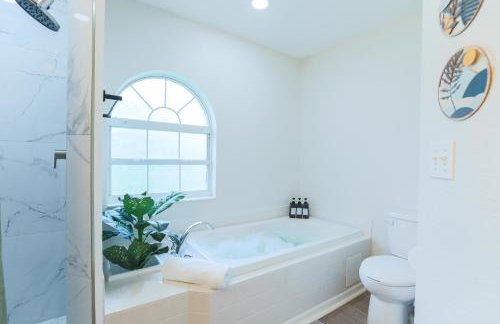 Salty Tide Getaway - Nightlife, Pool, Play, Beach - Foto 9