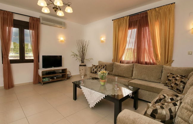 Family Friendly Villa Private Pool, Children's Play Area, Bbq, Spacious Garden, Near Beach - Photo 15