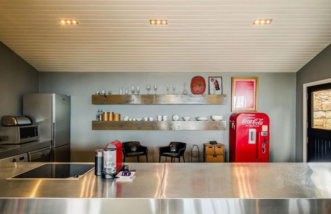 Spacious Apartment With Pool in Camps Bay - Photo 15