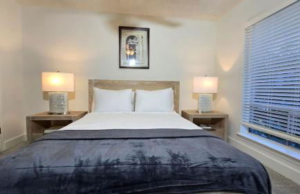 Special 2BR Galleria Condo Pool View Private Entrance - Foto 13