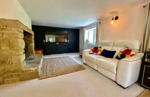 Beautiful Character 5 Bedroom Dorset Thatched Cottage - Great Location - Garden - Parking - Fast WiFi - Smart TV - Newly decorated - sleeps up to 10! Only 18 mins drive to Sandbanks Beach! Close to Bournemouth & Poole - Photo 4
