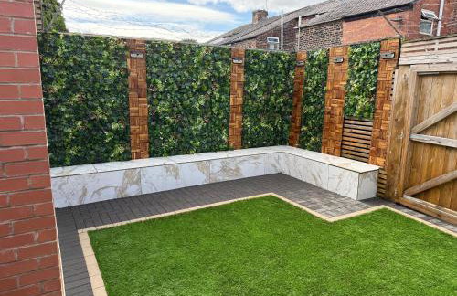Luxury 6-Bed Home Near City Centre, Sleeps 12 plus- Cinema Room, Games Room, 5 Bathrooms & Driveway for Multiple Cars - Photo 28