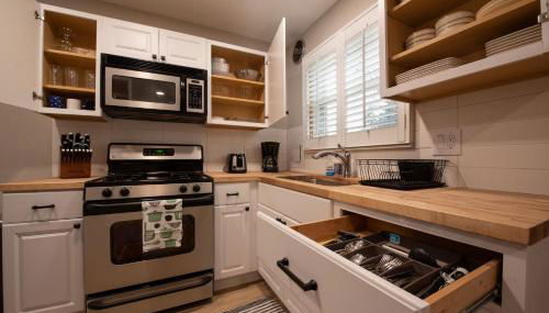 Cozy Condo in the Heart of Royal Oak - Photo 4