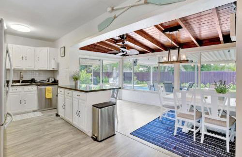 Eagle's Way with Firepit Heated Pool and Sunroom Near BEACH - Foto 9