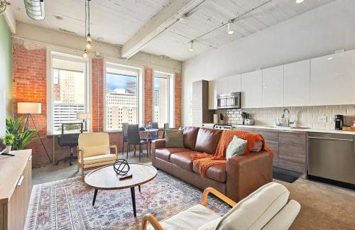 Luxury 1 Bed Downtown Views, POOL GYM Theater Room - Foto 8