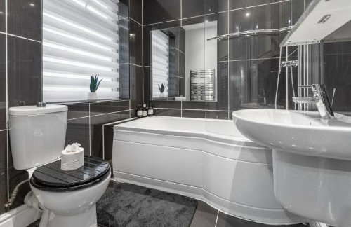 Lovely 4b Stay- Ideal for Contractors & Families - Photo 34