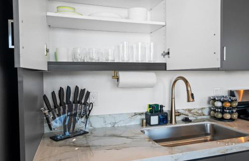 Modern 2 Bedroom King Bed EVCharger Pet-Friendly Balcony - Foto 7