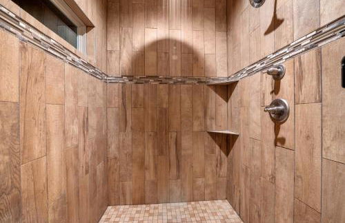 King Suite! Hot Tub, Arcade Games, L2 EV, Fire Pit, Kids Playset, Ping Pong, Dog Friendly - Foto 13