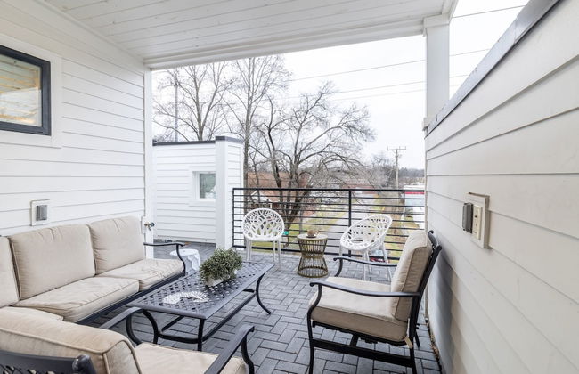 Monty by Avantstay 4bdr 4BA Balcony w Outdoor Seating 5mins to DT - Photo 1