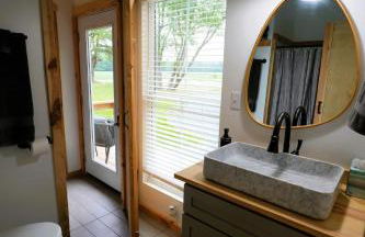 Luxe 2BR Cabin with Deck and Creek View - Working Farm - Foto 15
