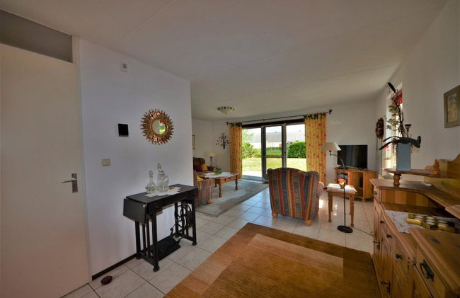 Lively Bungalow on the Water - Photo 12