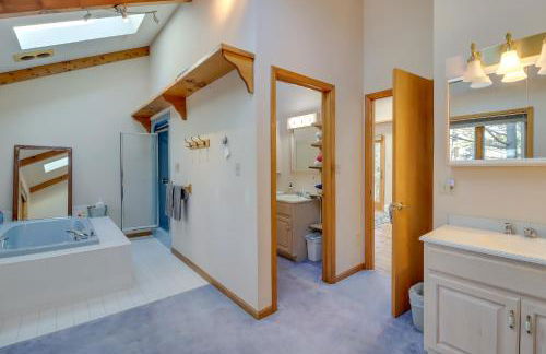 Near Skiing Lakefront Gem with Kayaks in Long Pond - Foto 18