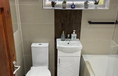 Lovely 4 bed house with patio & bbq - Photo 19