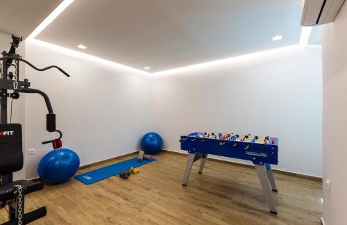 Vasilios Villa, with Pool, Gym & Close to Beach, By ThinkVilla - Foto 40