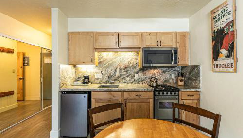 Charming Queen Studio Deluxe w/Balcony #233 at Donner Lake Village - Foto 4