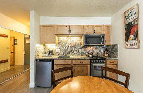 Charming Queen Studio Deluxe w/Balcony #233 at Donner Lake Village - Foto 4