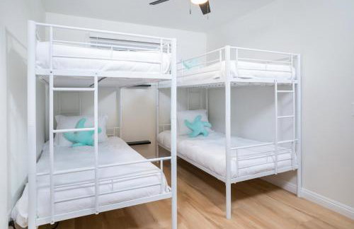 Newly Built Coastal Home with Yard - Foto 16