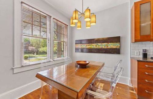 Luxurious Myers Park Living with Screened Porch - Foto 6