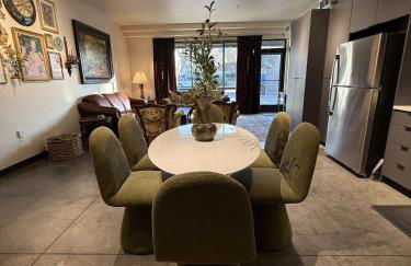 Stylish South Hill Retreat Queen Bed and Sofa Sleeper Full Kitchen Free Parking - Foto 15