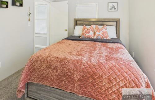 Main St New with AC Monthly stays Charming Cottage KING BED - Foto 14