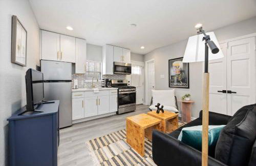 Steps from the Best of the Heights-Modern Comfort! - Foto 8