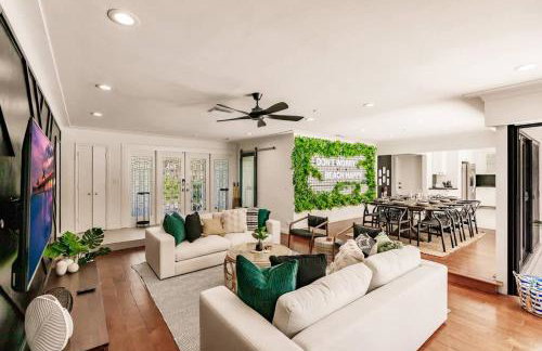 Resort Style Backyard Heated Pool Hot Tub Fire Pit - Foto 9