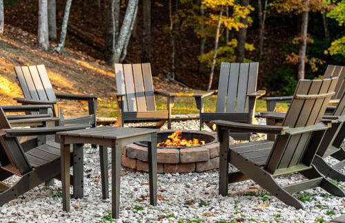 Honeysuckle Chalet - Luxe Mountain Chalet - Hot Tub, Wi-Fi, Pool Table, Party Deck, Fire Pit - 15 mins to Blue Ridge! - Foto 69