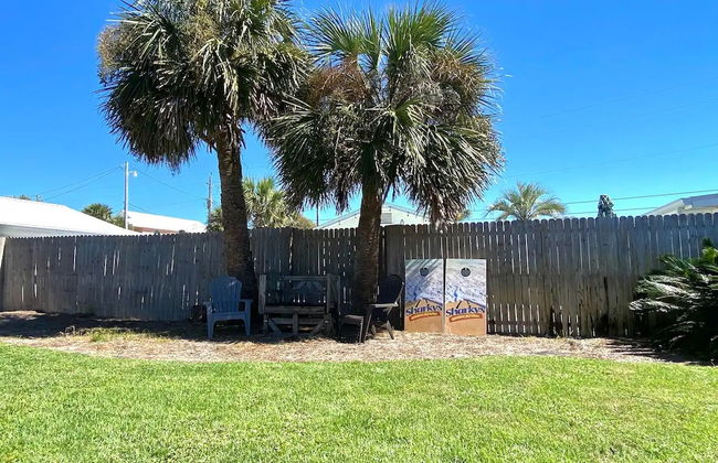 Surf Shack - Steps To The Beach, Lush Fenced Backyard 4 Bedroom Cottage - Foto 16
