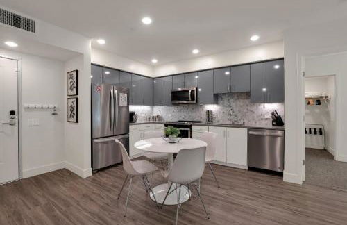 Elevator-King Bed-Walk Downtown-Free Garage Parking-Laundry - Foto 76