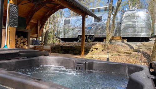 Luxury Airstream w hot tub, king bed, & grill - Foto 3