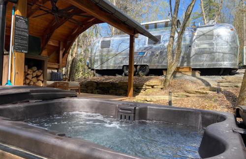 Luxury Airstream w hot tub, king bed, & grill - Foto 3