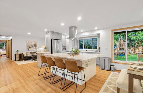 Charming and Spacious House with Relaxing Huge Deck - Foto 11