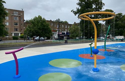 Earthy Elegance Stylish 4BR for Urban Escapes - Foto 61