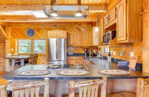 Athol Cabin with Deck and Fire Pit, 10 Mi to Lake - Foto 8