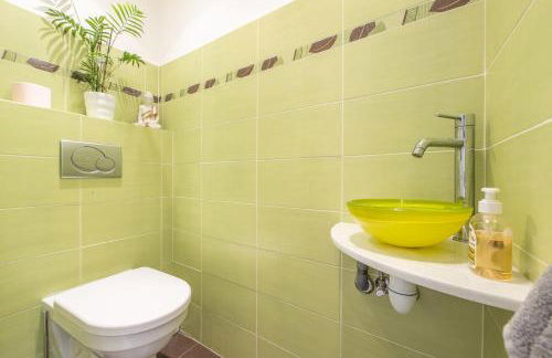 LB Vacation Rentals I Quiet Large 3-Bedroom Apartment with Terrace, Garden & Incredible Mountain View - Foto 24