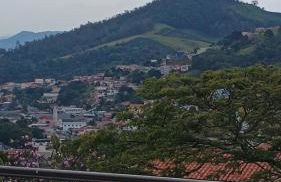 Casa com piscina para até 6 pessoas com duas camas de casal e sofá-cama casal - Foto 2