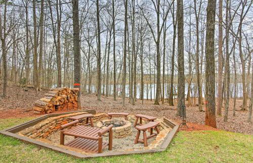 Lake Hartwell Lodge with Dock, Theater and Hot Tub! - Foto 35