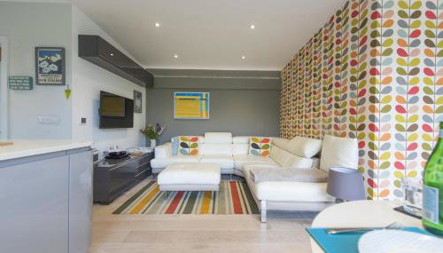 Two Bare Feet - Photo 3