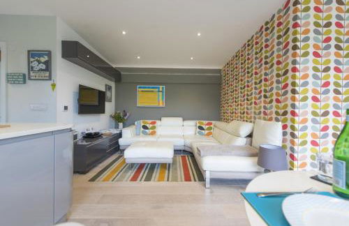 Two Bare Feet - Photo 3