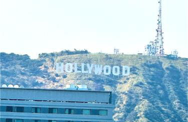 Hollywood Penthouse with Balcony & Pool View - Photo 67
