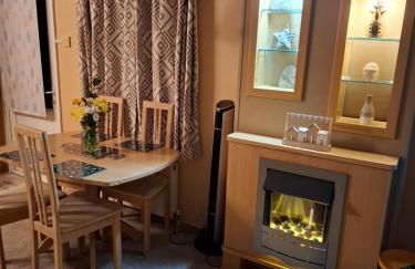 Caravan with hot tub at Tattershall lakes - Foto 12