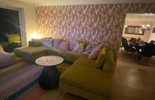 Luxury 4-5 Bed Home with Games Room and Balcony - Foto 8