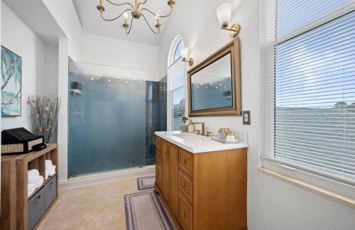 Chic 4BR Home Hot Tub Game Room - Foto 17