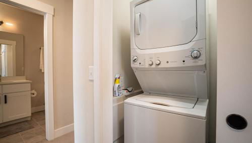 Cozy Downtown Condo with Jacuzzi 5 Min to Resort - Foto 2